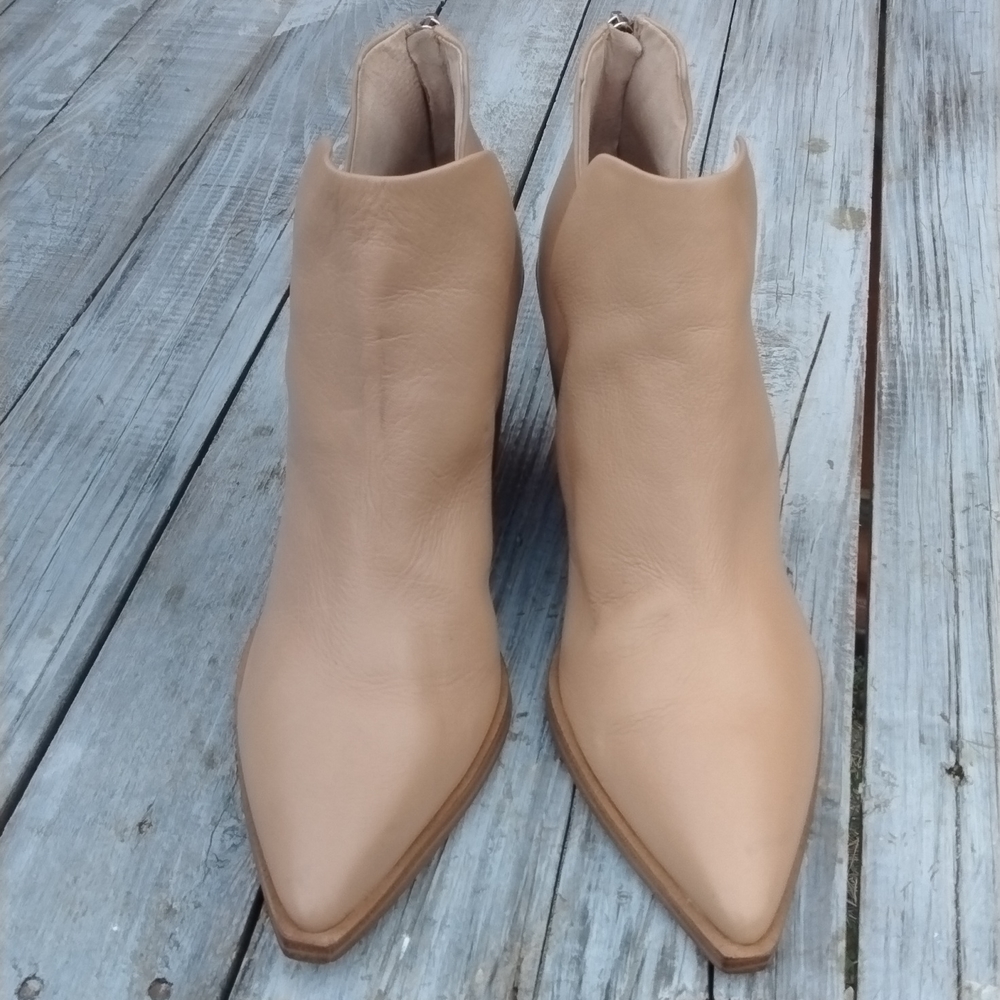 VINCE CAMUTO Ankle Boots. - Picture 3 of 14